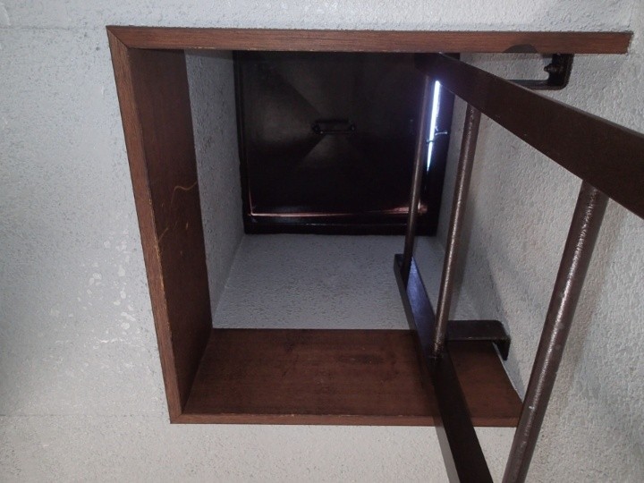 ハッチ内部とタラップの確認