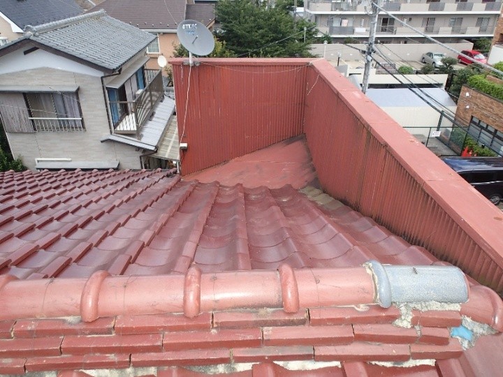 パラペットに囲われた屋根の様子