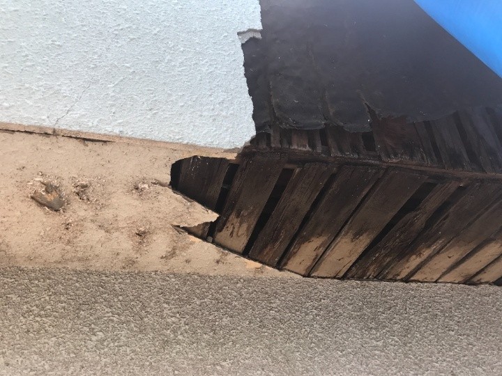 腐食による下地の崩落部分