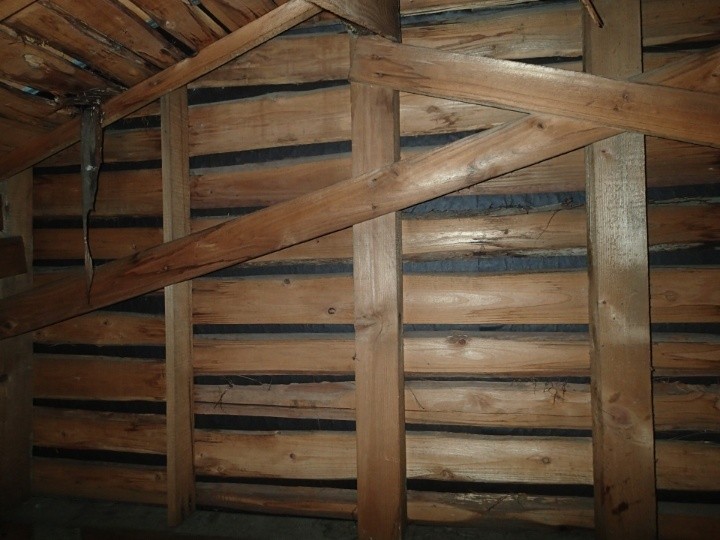 小屋裏の木材の湿り