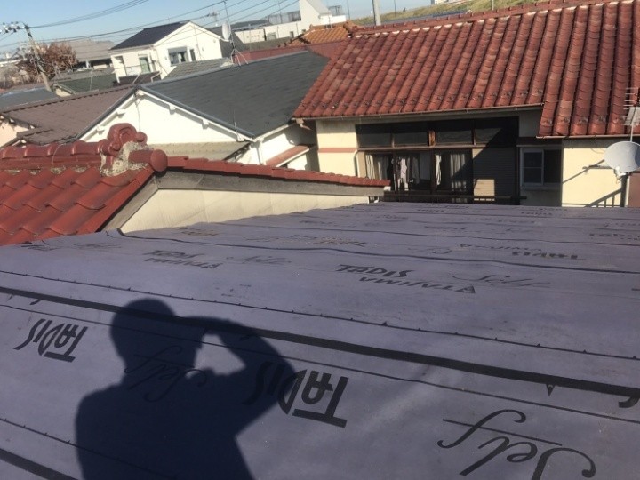 遅延粘着型ルーフィングの敷設