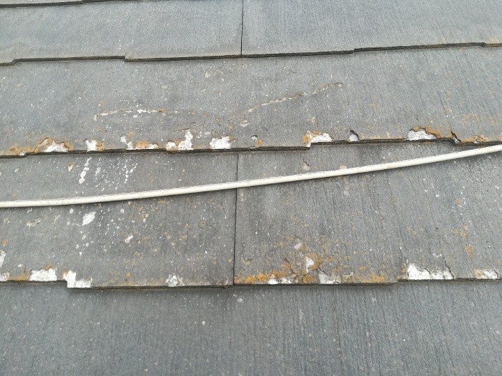 表層剥離が進行したパミール屋根材