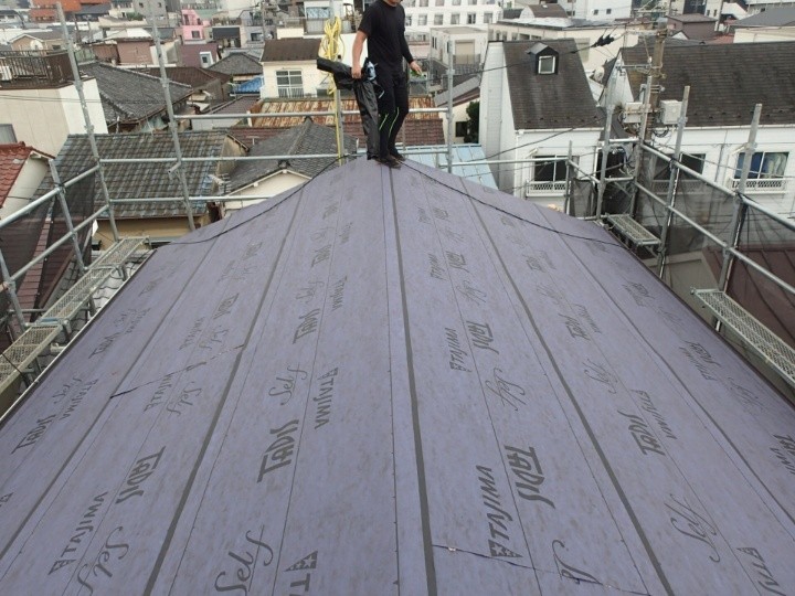 防水シート（ルーフィング）の敷設