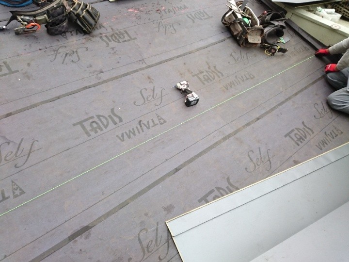 粘着式ルーフィング（タディスセルフ）の施工