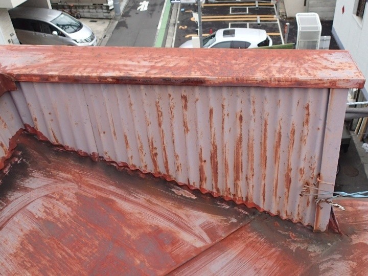 パラペット笠木の錆と腐食