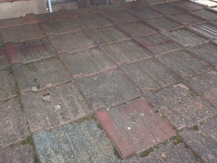 表面の浮きと色ムラが進行