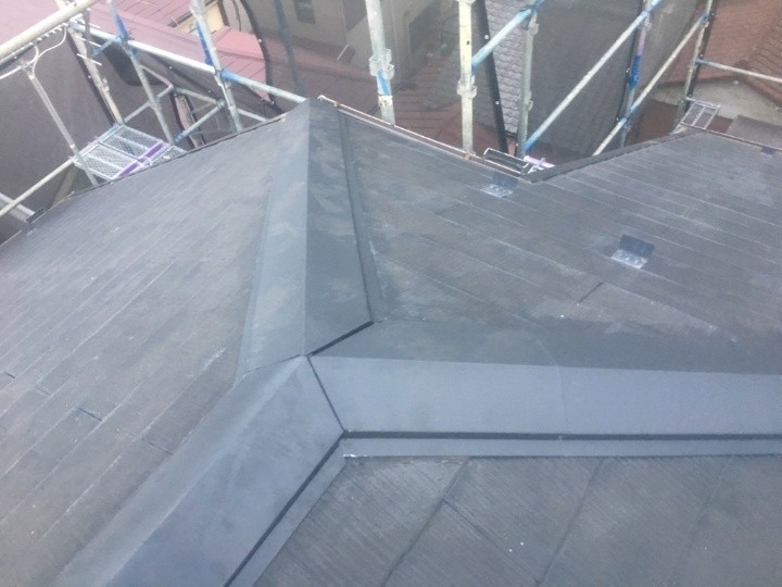 新しい棟板金の取り付け