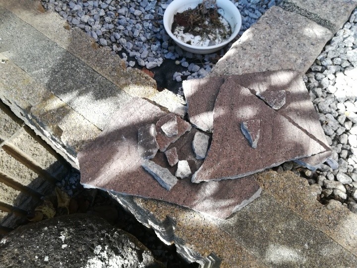 砕けたスレートの破片