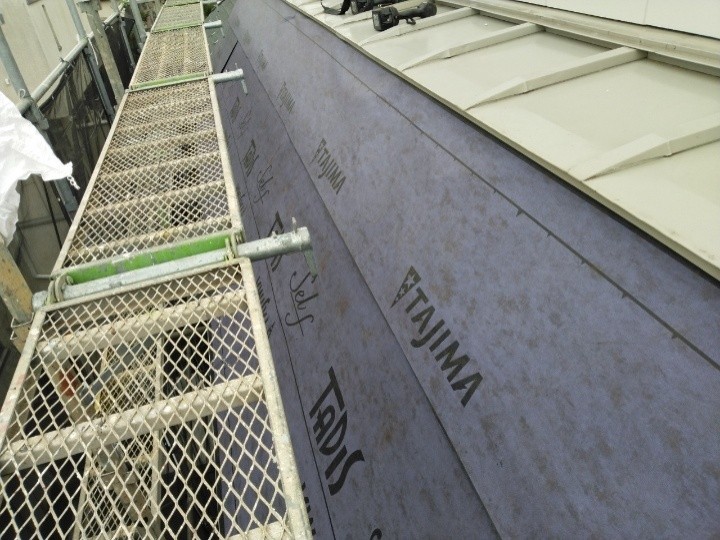 斜壁部分への防水紙設置