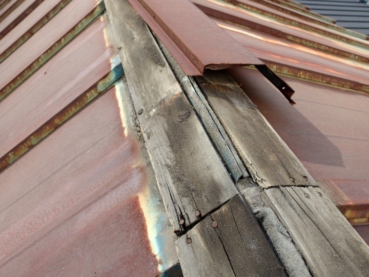既存棟板金のめくれと下地の腐食