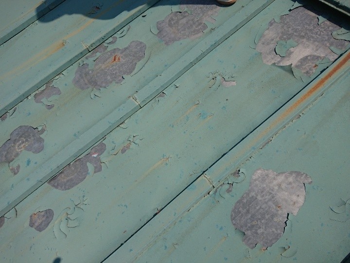 雹痕と思われる凹みと細かな腐食