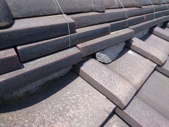 棟瓦の継ぎ目も劣化が進行