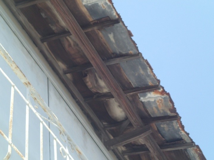 野地板の欠損と下地の露出