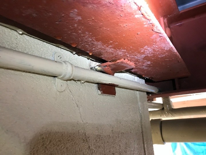 階段裏の鉄骨からの漏水