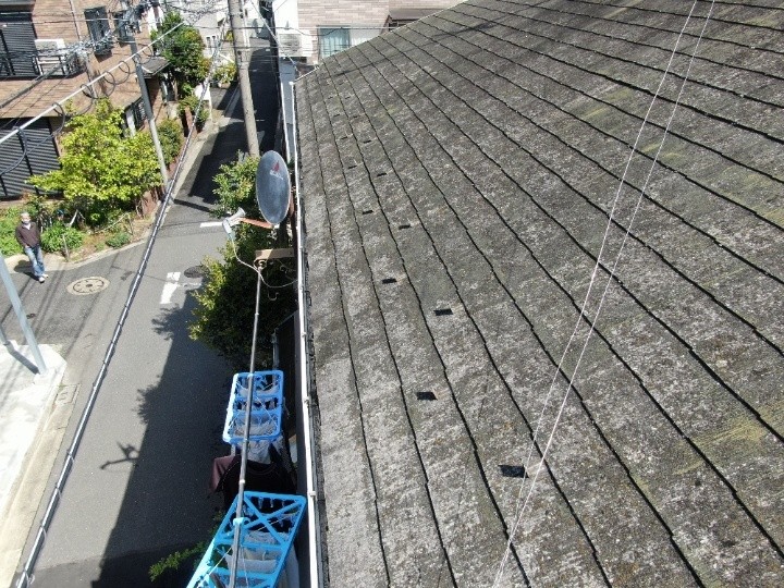 軒先周辺の苔と汚れの堆積