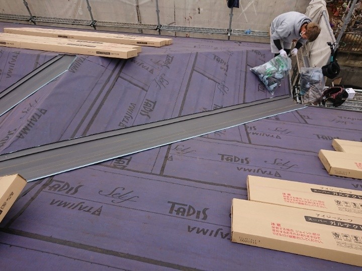 防水シート（ルーフィング）の敷設