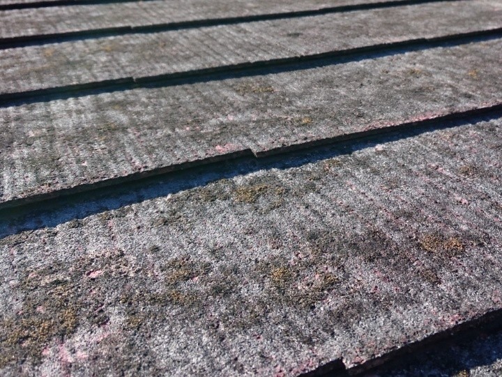 表面の劣化と細かな汚れの付着