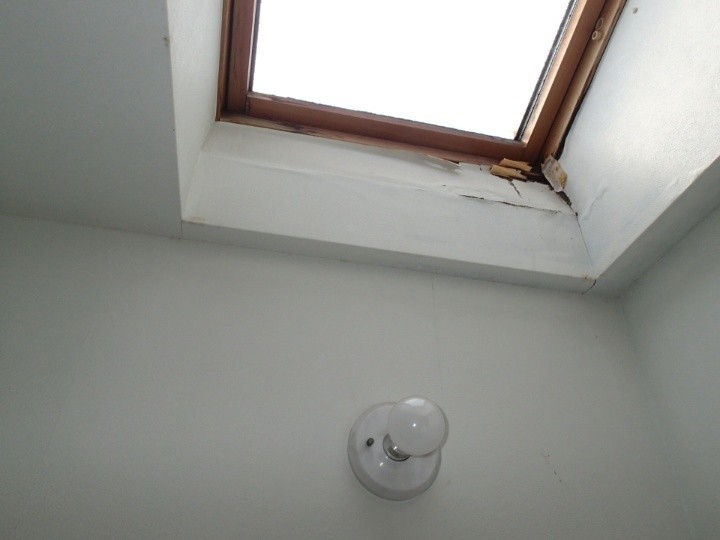 室内側の雨染みと木部の腐食