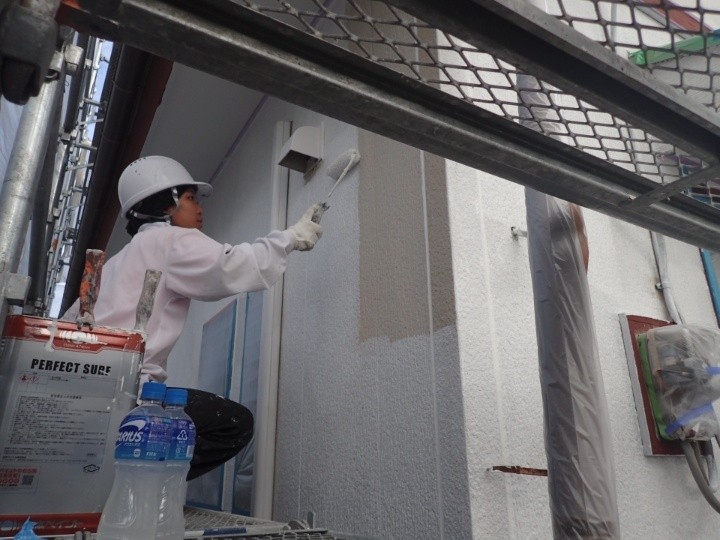 外壁の下塗り（パーフェクトサーフ）