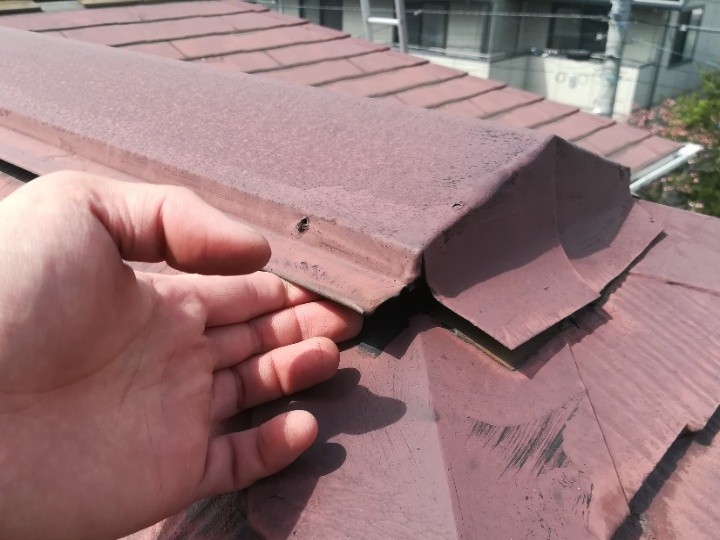 浮き上がった棟板金の状態