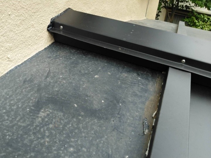 壁際板金の取り付け