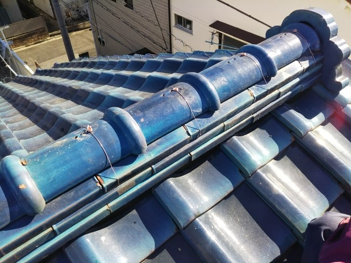 丸瓦の固定と棟の再構築