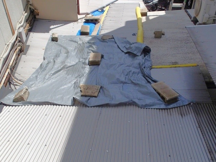 屋根上のブルーシート養生