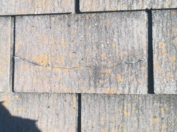 スレート屋根のひび割れを確認