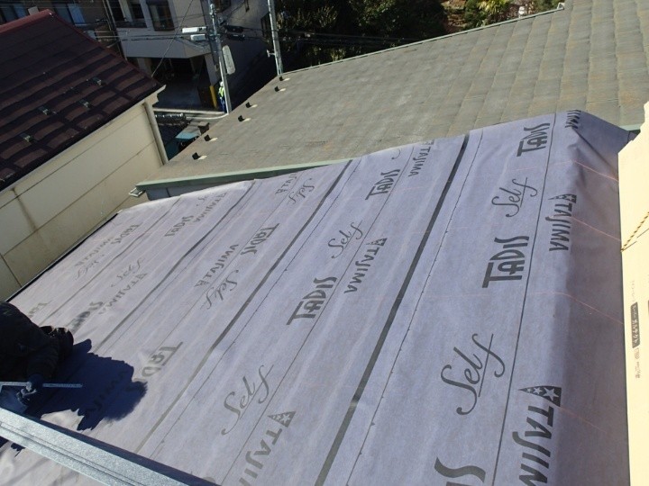 既存屋根の上に防水シートを敷設