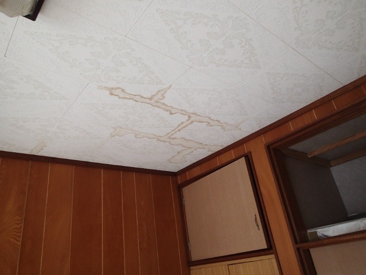 室内天井の雨染み