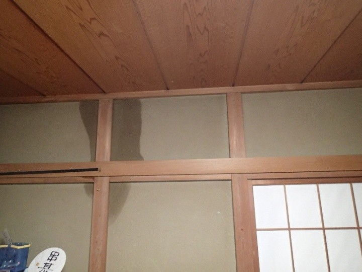 室内への雨染み