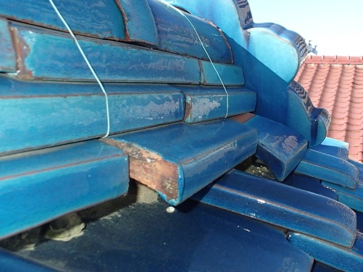 棟の段差と瓦の浮き