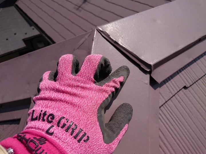 棟板金の継ぎ目にも歪みを確認