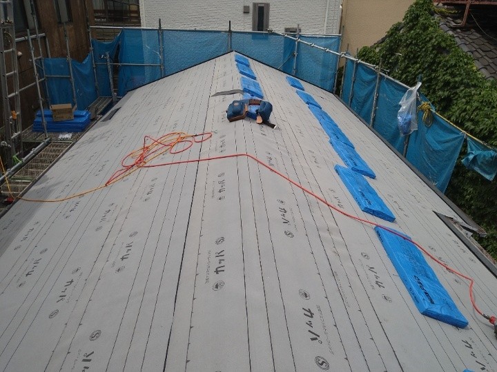 防水紙（改質アスファルトルーフィング）の敷設