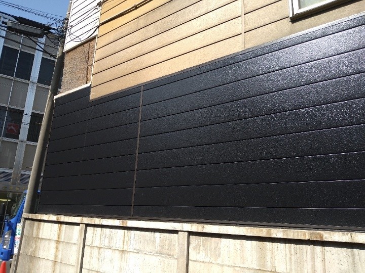 金属サイディングの貼り付け作業