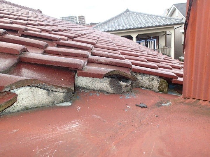 屋根材の剥がれと下地の露出