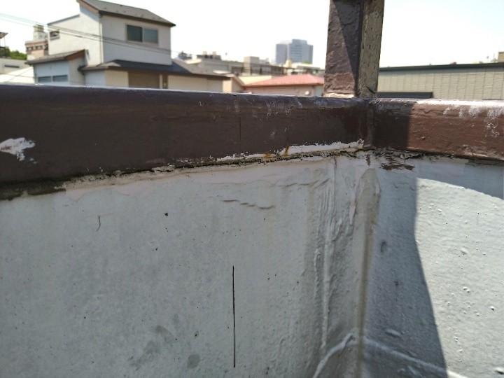 笠木下部のシーリングの劣化