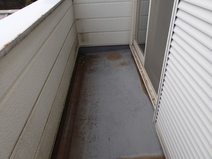 ベランダ床面の劣化を確認