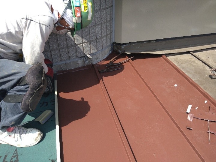 立ちハゼ葺き屋根材の取り付け