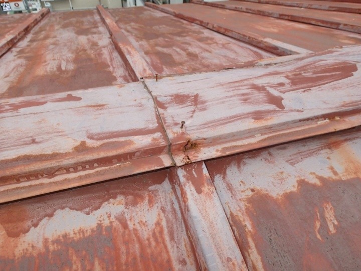 棟板金の継ぎ目の浮きと釘抜け