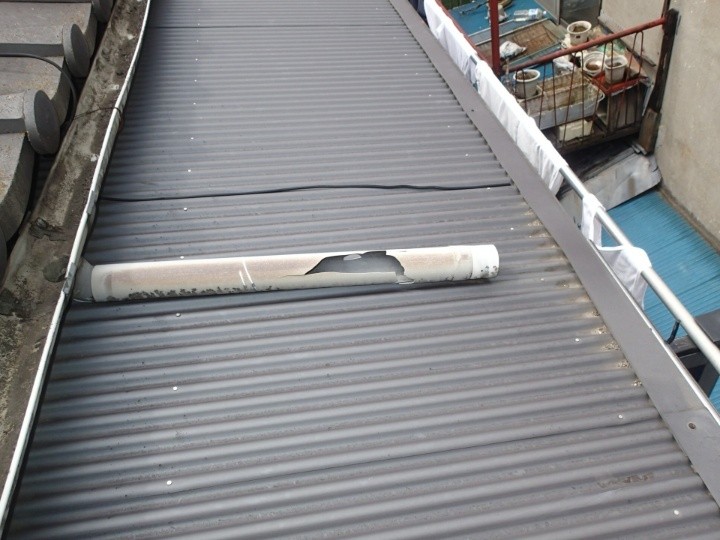 波板屋根の破損