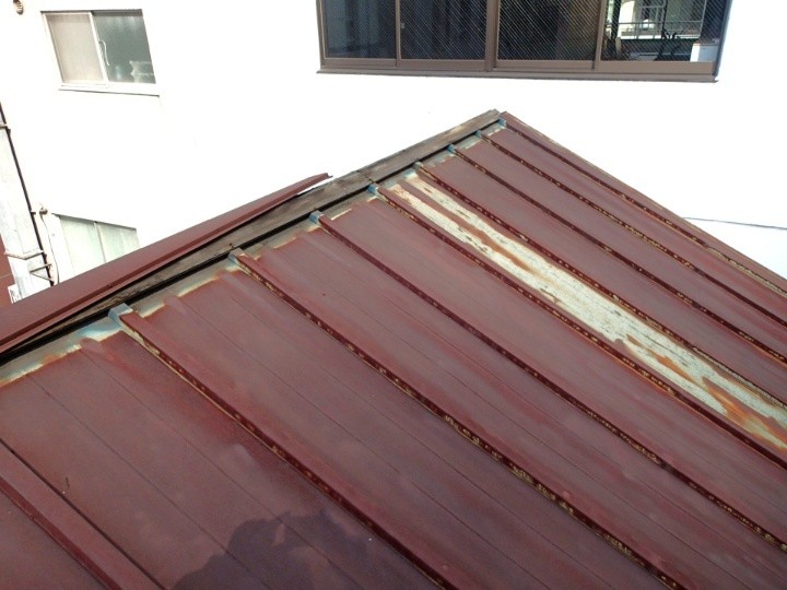 屋根面の錆びと棟板金の欠落部分