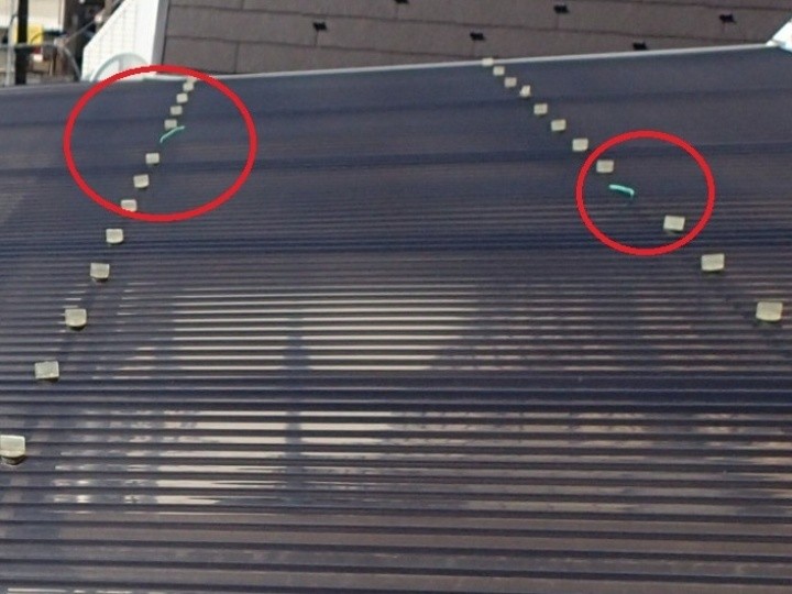 屋根上から見た固定金具の不足