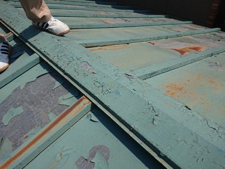 棟板金まわりの劣化と塗膜浮き