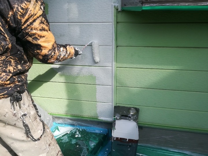 外壁の下塗り作業