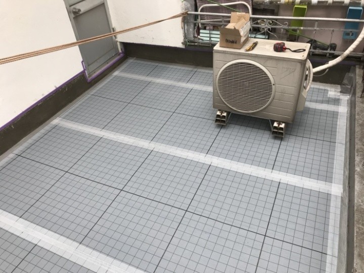 プライマー塗布と通気緩衝シートの貼り込み