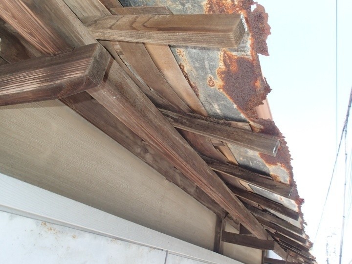 葺き替えが必要と判断できる損傷