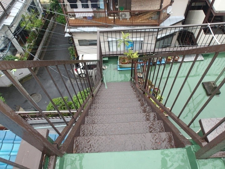 屋上から階段へ続くアプローチの確認