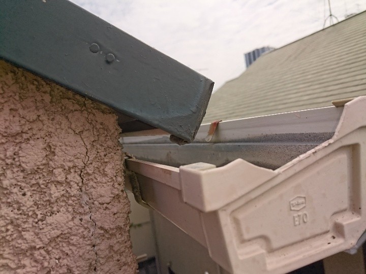 雹で外れた樋の部材