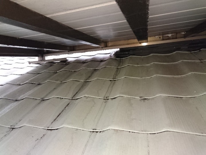 下屋部分の水跡と湿気のこもり